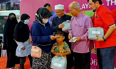 ผู้นำ ไทย – มาเลเซีย - สื่อ ร่วมแต่งเติมความสุขให้เด็กกำพร้า ก่อนเปิดภาคเรียน ที่ 2 ณ อาเซียนมอล