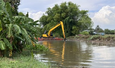 กรมชลประทานเดินหน้าป้องกันน้ำท่วมเพชรบุรีส่งเรือขุดลอกลุยคลองบางจากช่วย 4 อำเภอ