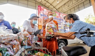 พระไม่ทิ้งโยม หลวงพ่ออ๊อดวัดสายไหมพายเรือ แจกของวัด-บ้านน้ำท่วม สามโคก ปทุมธานี