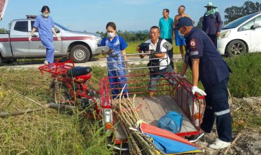 สลดกลางแดด!! ตาขี่3ล้อซาเล้งคาดหน้ามืด!!ชนป้ายวัดร่วงลงนาดับ