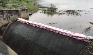 โครงการชลประทานศรีสะเกษ  เร่งระดมเสริมกระสอบทรายเพิ่มปริมาณกักเก็บน้ำให้ครบ10 อ่าง เพื่อให้เกษตรกรใช้น้ำปลูกพืชหลังนา