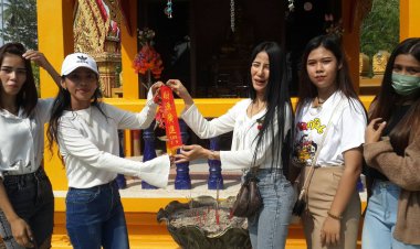 กลุ่มหนุ่ม-สาว แห่ส่องเลขเด็ดไม้เท้า-มีด หลวงพ่อพังกลางกฐินนำซื้อหวยหวังโชคลาภ