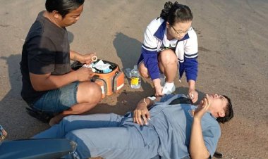 แห่ชื่นชม!ผู้ช่วยพยาบาลโรงพยาบาลกบินทร์บุรีน้ำใจงามแวะช่วยคนเจ็บก่อนไปขึ้นเวร