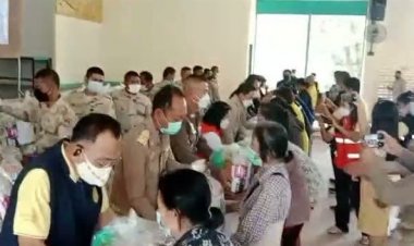ปลัดจังหวัดปราจีนบุรีมอบถุงยังชีพของกองทุนเงินช่วยเหลือผู้ประสบสาธารณภัย สำนักนายกรัฐมนตรี