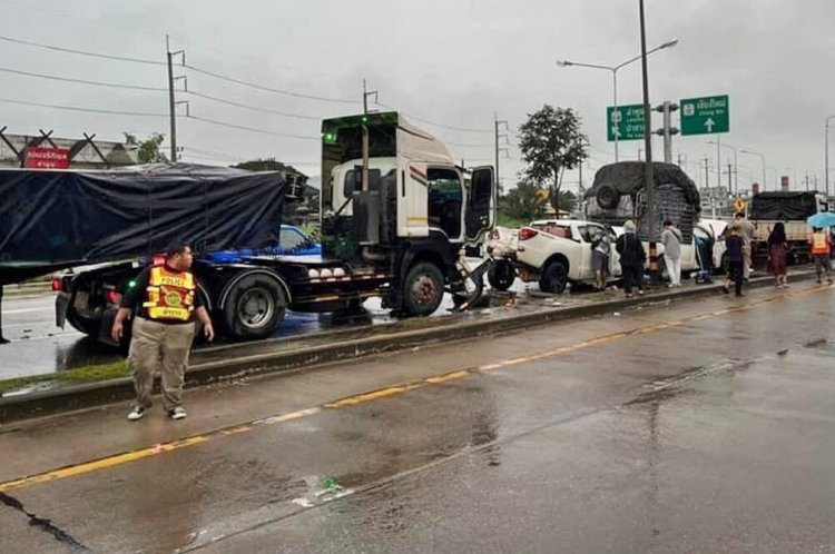 ฝนตกถนนลื่นชนสนั่น 7 คันรวด รถยนต์-บรรทุก ยับ แยกดังลำพูน เจ็บเล็กน้อย