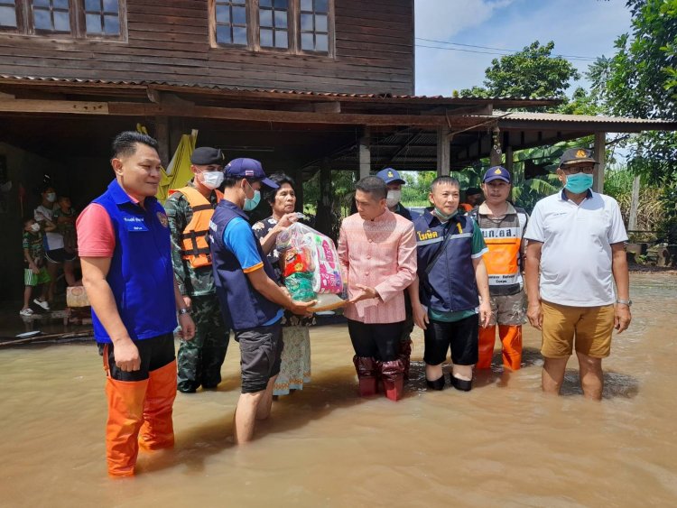 "โสภณ"ผู้ว่าฯ ชัยภูมิ เดินทางมาดำรงตำแหน่งวันแรก ลุยน้ำท่วม ให้กำลังใจชาวบ้านและมอบถุงยังชีพเหยื่ออุทกภัย