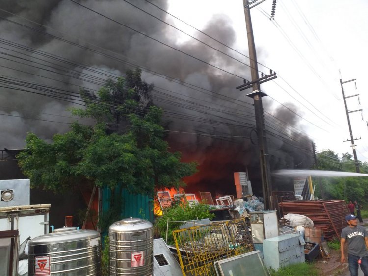 ระทึก!เพลิงไหม้ร้านเก็บของเก่าปราจีนฯเสียหายหลายแสนบาทคาดไฟฟ้าลัดวงจร