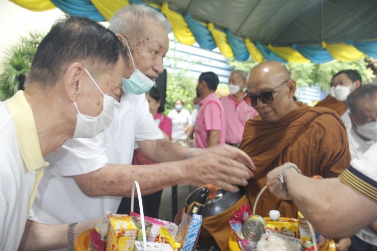 “เฮียเอี๋ยว”ขอเป็น”สะพานบุญ”นำคณะศิษย์ยานุศิษย์ ขอพรพระเดชพระคุณ"หลวงพ่อสายทอง เตชะธัมโม"