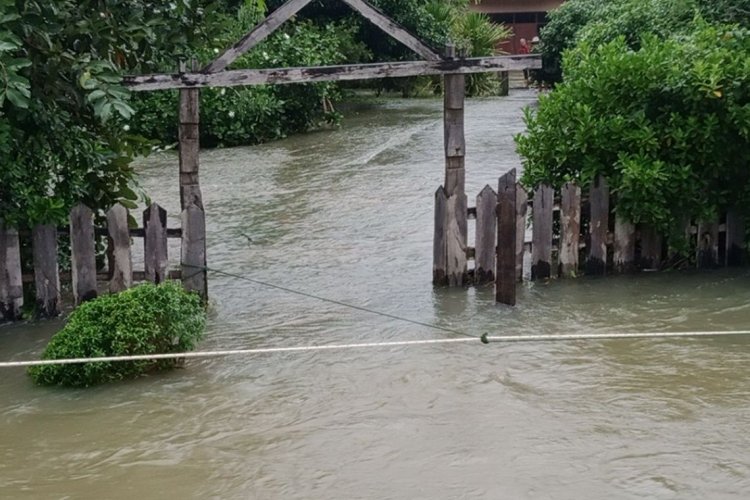 'บุรีรัมย์'อ่วม!น้ำท่วมคอสะพานข้ามลำมาศถนน 226 ลำปลายมาศจมกว่า 100 ครัวเรือน