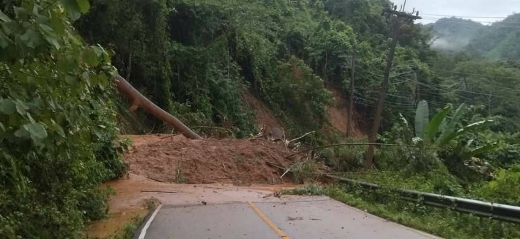 พายุโนรูถล่มฝนตกดินสไลด์ ปิดเส้นทางสาย แม่สอด- พบพระ-อุ้มผาง จนท.เร่งเคลียร์เส้นทาง