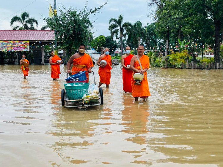 พิจิตรฝนตกหนักน้ำเอ่อล้นคลองท่วมวัดสำนักขุนเณรพระลุยน้ำบิณฑบาตรญาติโยมลุยน้ำทำบุญ