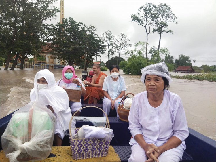 มิอาจขัดศรัทธาในบวรพุทธศาสนา.... แม้น้ำท่วมสูงสายบุญรู้ดี คนแก่เข้าวัด ถึงเย็นต้องกลับบ้าน