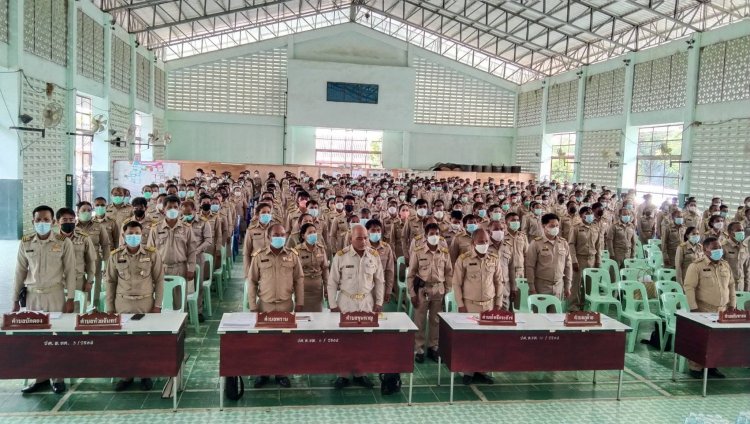 นายอำเภอขุนหาญ ประชุมกำนัน ผู้ใหญ่บ้าน มอบชุดลูกเลือและเนตรนสรีให้แก่นักเรียน
