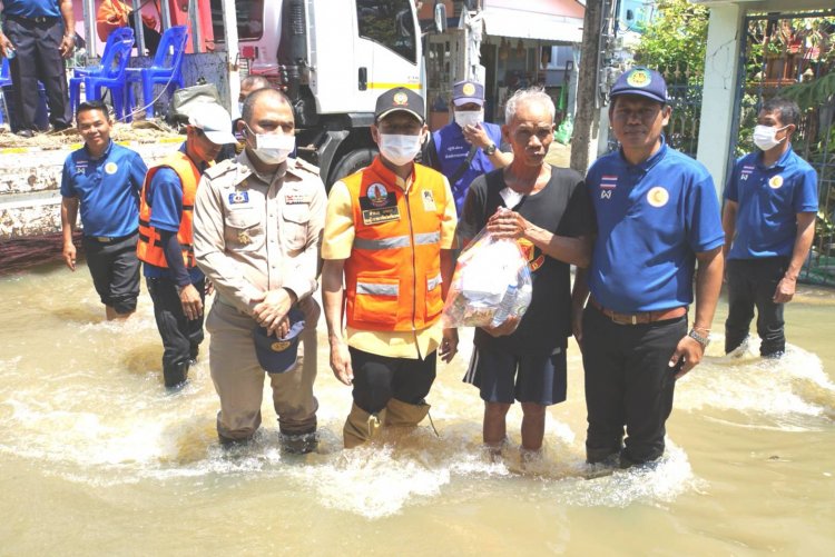 รักษาราชการผู้ว่าฯศรีสะเกษลงพื้นที่ตรวจสถานการณ์น้ำท่วม-ลุยน้ำมอบถุงยังชีพซับน้ำตาเหยื่ออุทกภัย