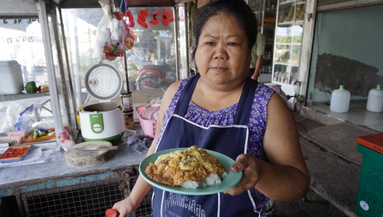 "เจ้เสริฐ"อิ่มอร่อยกับข้าวแกง 10 บาท ทานแล้วต้องอิ่มท้อง อิ่มใจ แถมยังได้บุญ