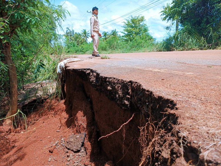 น้ำหลากกัดเซาะถนนโคราชพังยับ วอนซ่อมด่วนก่อนเกิดอุบัติเหตุหนัก