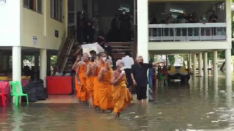 น้ำท่วมกบินทร์บุรียังไม่ลด ญาติลุยน้ำจัดงานศพที่วัดหาดสูงระดับท่วมสูง 20 ซม.