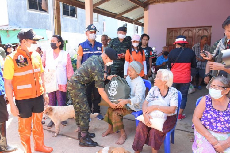 ผบ.มทบ.25 และรักษาราชการผู้ว่าฯศรีสะเกษมอบสิ่งของแก่ผู้ประสบภัยน้ำท่วมอำเภอกันทรารมย์