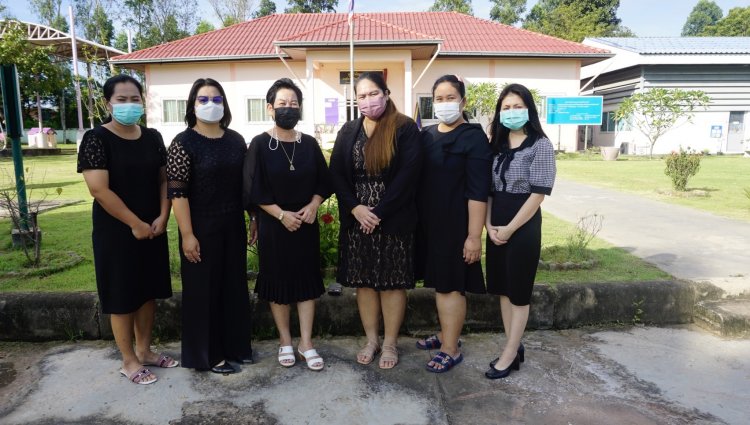 ครูปราจีนบุรีแต่งดำ-ลดธงชาติครึ่งเสาธงไว้อาลัยเหตุกราดยิงหนองบัวลำภูดับ 38 ศพ