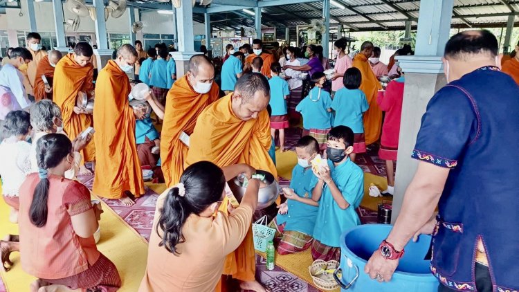 นายอำเภอขุนหาญ นำพุธทศาสนิชนนุ่งผ้าไทยใส บาตรพนะตรพระ