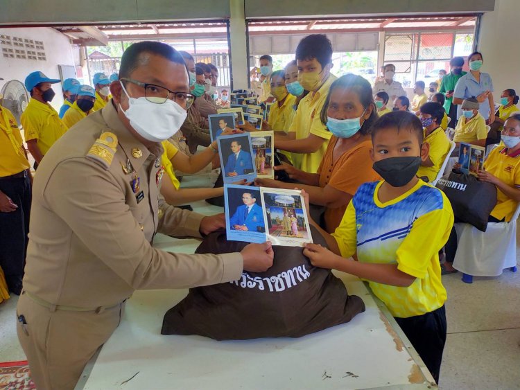 โพธิ์ศรีสุวรรณ มอบสิ่งของพระราชทาน จากมูลนิธิราษฎร์ประชานุเคราะห์ในพระบรมราชูปถัมภ์ แก่ผู้ประสบอุทกภัย