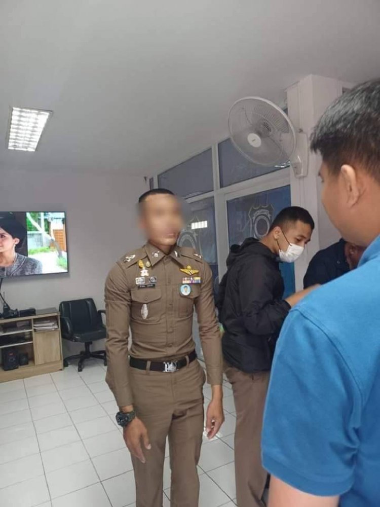 หนุ่มเพี้ยนสั่งชุดตำรวจออนไลน์ พร้อมติดยศพันตรี ขอเข้ารายงานตัวผู้กำกับ สน.ดินแดง ก่อนเจอตำรวจจริงจับเปลี่ยนชุดพร้อมแจ้งข้อหา