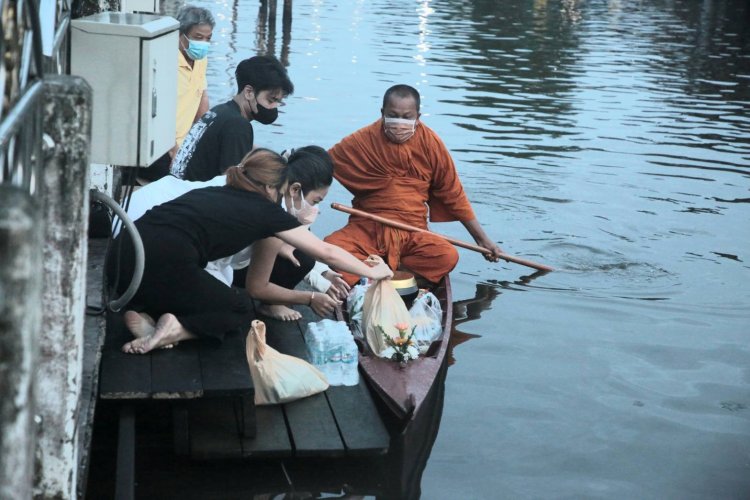 "พระครูแจ้"พระผู้มีแต่ให้ เมตตาธรรมเมตตารับจัดการพิธีศพเด็กจมน้ำดับ-ทําบุญตักบาตรทางน้ำ