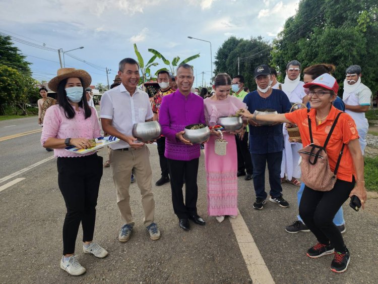 พิจิตรประเพณีขอทานข้าวต้มมัดวันออกพรรษาหนึ่งเดียวในเมืองชาละวัน