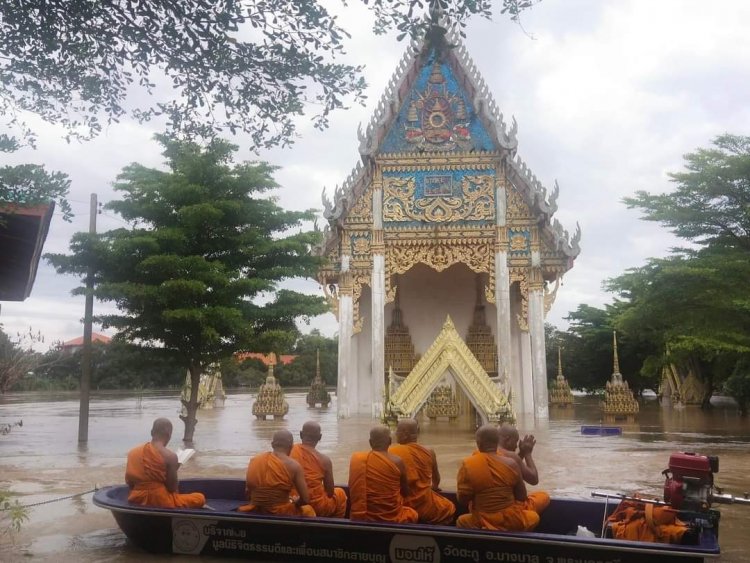 พระสงฆ์วัดตะกูอ.บางบาล ต้องลอยเรือประกอบพิธีพิธีปวารณาตนวันออกพรรษาน้ำท่วมสูงกว่า 2.5 เมตร