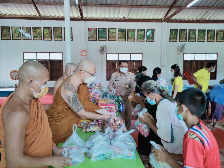 คณะสงฆ์วัดป่าน้อยดงเมืองมอบถุงยังชีพและสิ่งของอุปโภค-บริโภคเหยื่อน้ำท่วมตำบลอีเซ