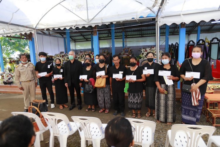 ม.รังสิตร่วมให้กำลังใจและมอบเงินช่วยเหลือครอบครัวจากเหตุกราดยิงศูนย์พัฒนาเด็กเล็กจ.หนองบัวลำภู