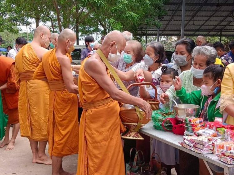 หลายวัดปราจีนฯโบสถ์น้ำท่วมใช้ตักบาตรเทโวประเพณีจุดอื่น-ลุยน้ำตักบาตร