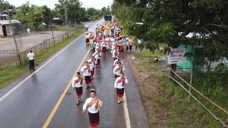 ออกลีลาสุดเหวี้ยง!คนพิมายแห่ปราสาทผึ้งสืบสานประเพณีวันออกพรรษาตามแบบโบราณ