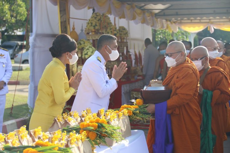 ผวจ.ชัยภูมินำข้าราชการทำกิจกรรมน้อมรำลึกในพระมหาที่คุณ เนื่องในวันคล้ายวันสวรรคตในหลวงร.9