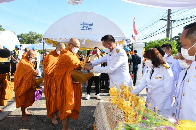 ผู้ว่าฯชลบุรี นำข้าราชการ และประชาชน ทำบุญตักบาตร ถวายพระราชกุศล เนื่องในวันคล้ายวันสวรรคตในหลวงรัชกาลที่ 9