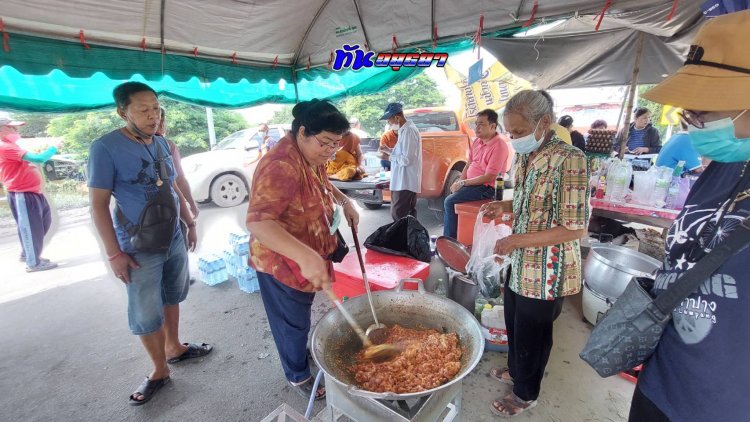 คณะศิษย์หลวงพ่อพรหม"วัดขนอนเหนือ" ตั้งโรงทานช่วยเหลือคนบางบาลถูกน้ำท่วมสูง