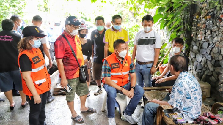 ผู้ว่าฯชลบุรี ลงพื้นที่สำรวจความเสียหายและเยี่ยมให้กำลังใจประชาชนผู้ประสบภัยจากเหตุไฟไหม้บ้าน