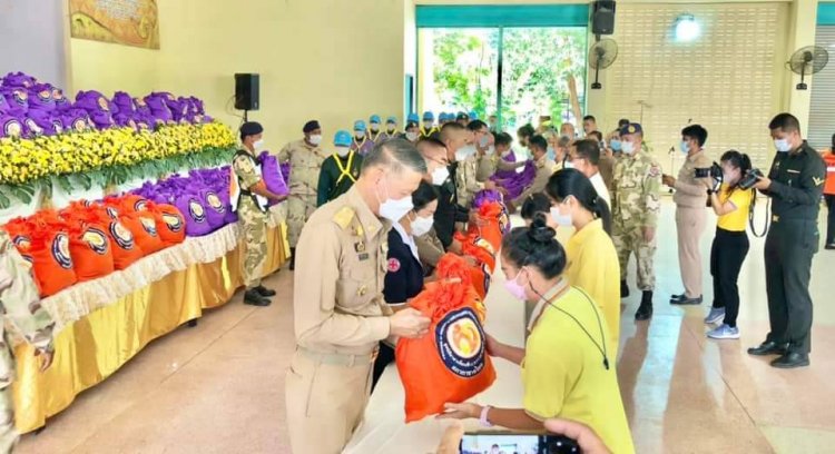 พิธีมอบสิ่งของพระราชทาน มูลนิธิอาสาเพื่อนพึ่ง (ภาฯ) ยามยาก ช่วยเหลือผู้ประสบภัยพิบัติ (อุทกภัย) อำเภอกบินทร์บุรี