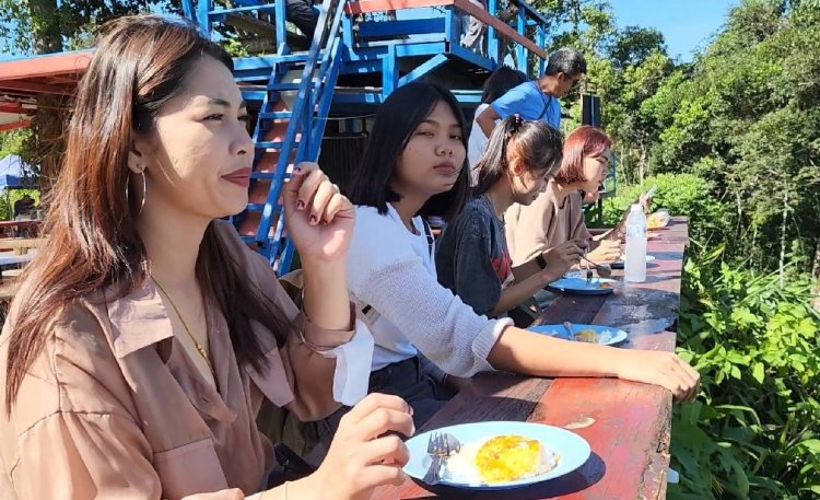 วันไข่โลก ไปชิม “ข้าวไข่เจียวที่ ผาตรอมใจ – ข้าวไข่เจียวหน้าโรงเรียนบ้านท่าเกวียน แม้หมีป่ายังทนกลิ่นหอมไม่ไหวแวะมาชิม