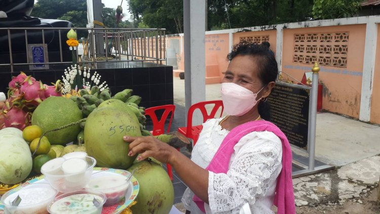 แห่เสี่ยงโชคเลขมะพร้าว เลขไข่ไก่ หลังบวงสรวงพระพุทธเจ้าองค์ดำงานกฐินวัดหาดทรายงาม