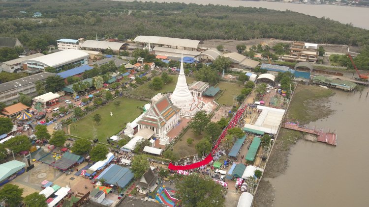 ชาวสมุทรปราการร่วมประกอบพิธีห่มผ้าองค์พระสมุทรเจดีย์ ปูชนียสถานคู่บ้าน คู่เมือง