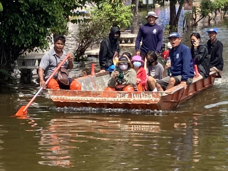 น้ำท่วมเมืองพิมายทรงตัวปชช.ยังคงต้องนั่งเรือเข้าออกหมู่บ้าน-ตลาดสด