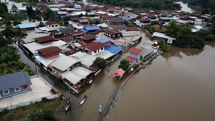 ชาวห้วยซัน ยังอ่วม เดินข้ามน้ำเชี่ยว รอรับถุงยังชีพ บ่นนักการเมือง ชาวบ้านเดือดร้อน  สส. สจ. หายหัว