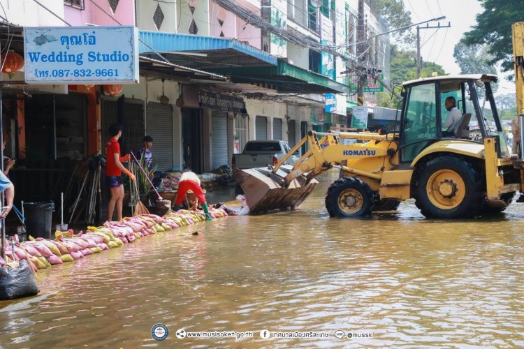 รองนายกเทศมนตรีเทศบาลเมืองศรีสะเกษ ออกเยี่ยมให้กำลังใจ ชาวบ้านที่อาศัยริมห้วยน้ำคำที่ถูกน้ำท่วม