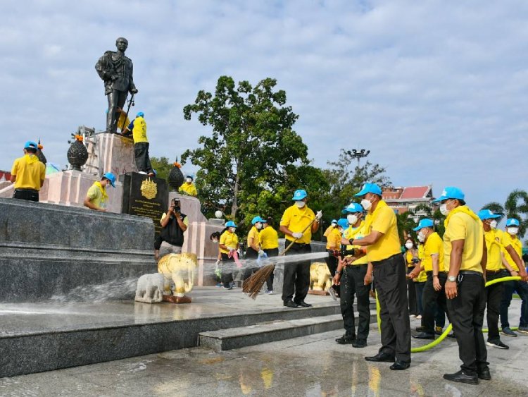 ชลบุรีจัดกิจกรรม "จิตอาสาพัฒนาภูมิทัศน์" ทำความสะอาดลานพระบรมราชานุสาวรีย์ ร.5เนื่องในวันคล้ายวันสวรรคต