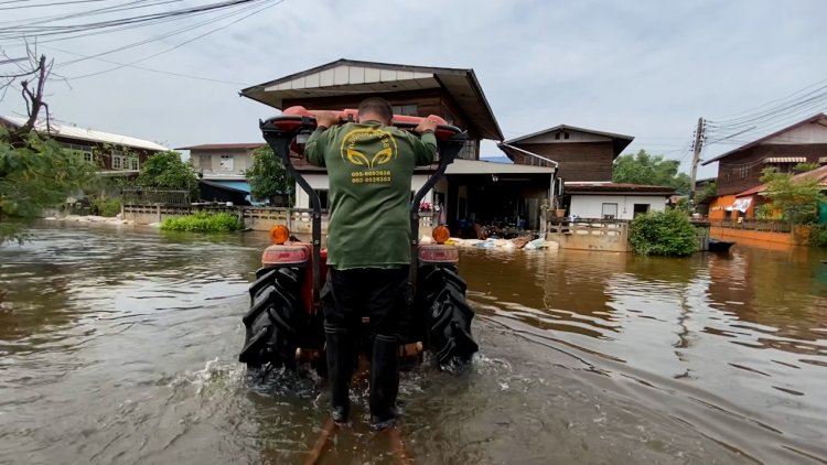 คนน้ำพองระทมทุกข์น้ำล้นตลิ่งเข้าท่วมหมู่บ้านไม่หยุด บางจุดน้ำขังนานเริ่มส่งกลิ่นเหม็น