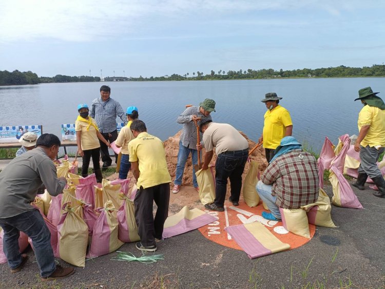 โครงการชลประทานศรีสะเกษ นำจิตอาสากรอกกระสอบทรายเพื่อเพิ่มระดับเก็บกัก อ่างเก็บน้ำห้วยน้ำคำ