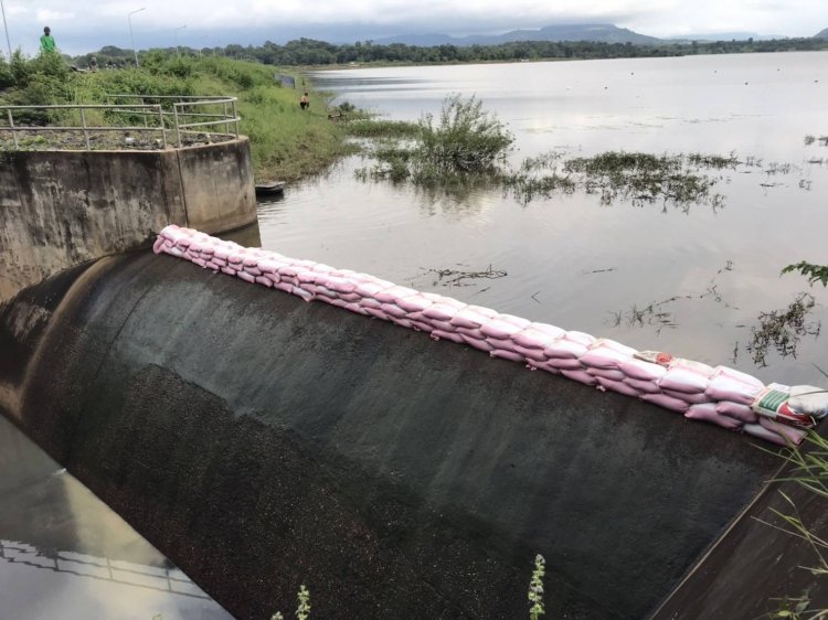 โครงการชลทานศรีสะเกษกรอกกระสอบทรายเพิ่มระดับน้ำในอ่างเก็บน้ำห้วยขนุน