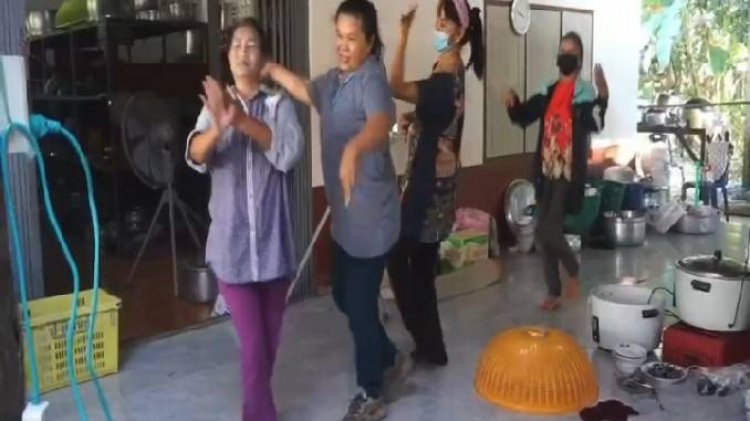 ชาวบ้านลาดตะเคียนจัดงานศพไม่เศร้า!   แต่งตัวชุดหลากสี  ขณะน้องหมาแสนรู้หลั่งน้ำตา