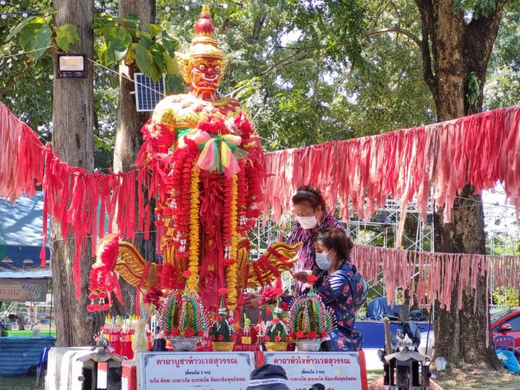 หยุดยาวชาวปราจีนบุรีแห่ไหว้ขอพร-โชคลาภปู่ท้าวเวชสุวรรณงานประจำปีวัดโยธาราษฏร์